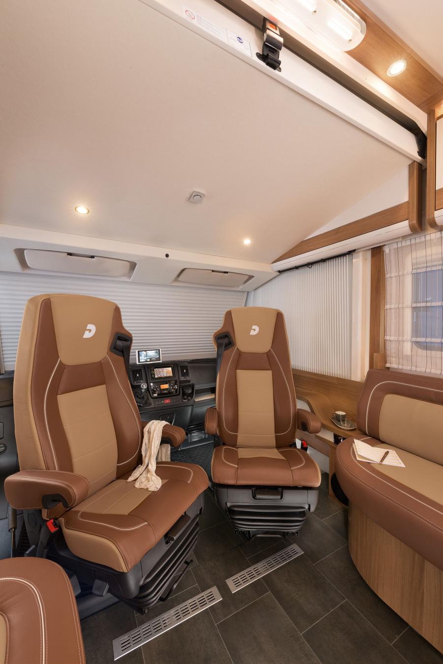 Интерьер Dethleffs Globetrotter XL I 2015 года  (фото 14 из 25)